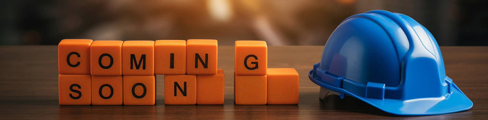 Baublöcke mit Schrift Coming Soon und Bauhelm